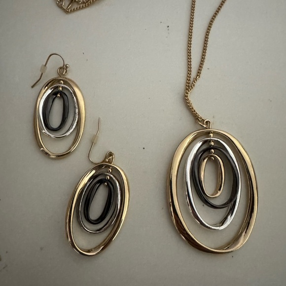 Elegant Gold and Black Jewelry Set - Picture 2 of 4